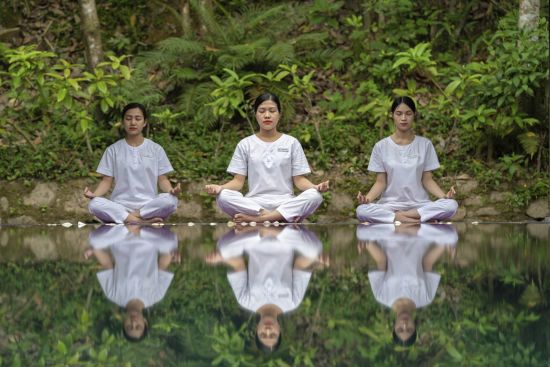 Pilgrimage Village à Hué:  Yoga Meditation