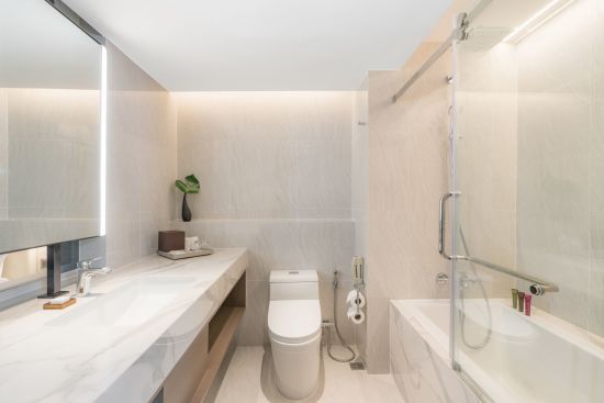 Pathumwan Princess à Bangkok:  Deluxe Classic | bathroom with bathtub