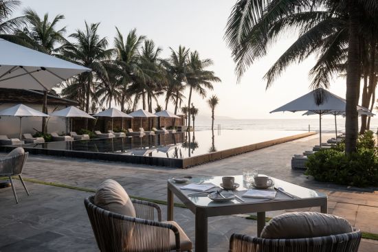 TIA Wellness Resort à Danang:  The Ocean Bistro & Swimming Pool