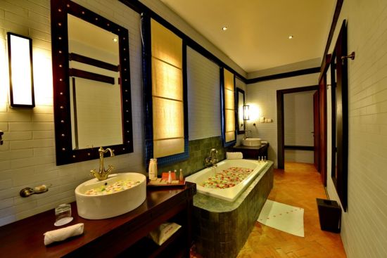Bagan Lodge:  Villa Room | bathroom