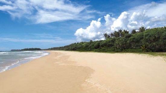 NH Bentota Ceysands Hotel:  Bentota beach