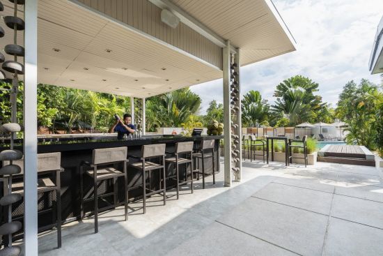 Dewa Phuket Resort & Villas:  Pool Bar