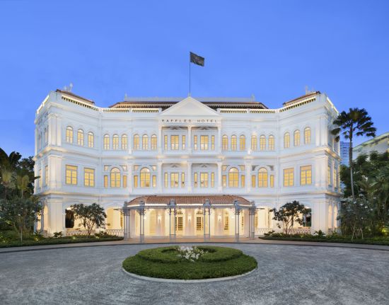 Raffles Singapore in Singapur:  Hotel Facade Twilight