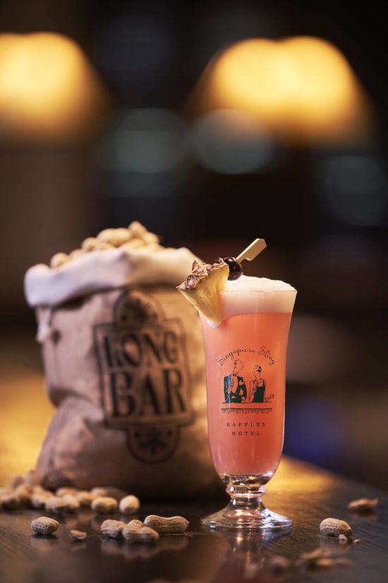 Raffles Singapore in Singapur:  Long Bar - Singapore Sling