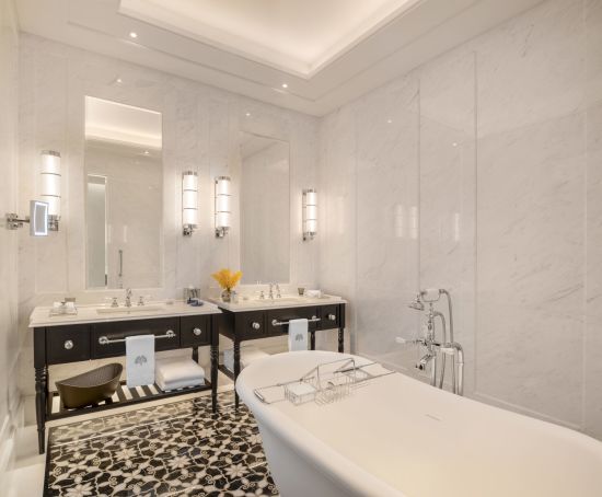Raffles Singapore in Singapur:  Courtyard Suite | Bathroom