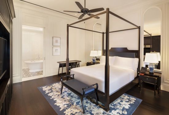 Raffles Singapore in Singapur:  Courtyard Suite | Bedroom
