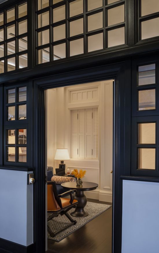 Raffles Singapore in Singapur:  Courtyard Suite | Parlour Twilight