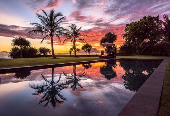 WakaGangga à Sud de Bali:  Swimming pool at sunset
