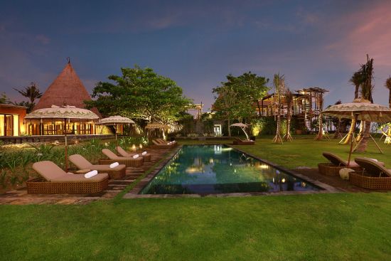 WakaGangga à Sud de Bali:  Swimming pool at sunset