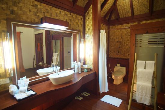 Pristine Lotus Resort à Lac Inle:  Floating Cottage | DressingTable and Toilet