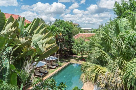Pavillon d'Orient à Siem Reap:  Swimming pool in the lush green garden