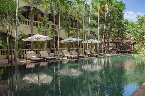 Pavillon d'Orient à Siem Reap:  Swimming pool with sun chairs