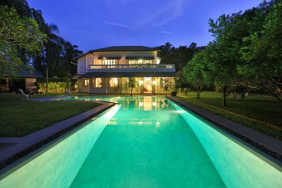 Horathapola Coconut Estate à Yakvila:  view of the house at night