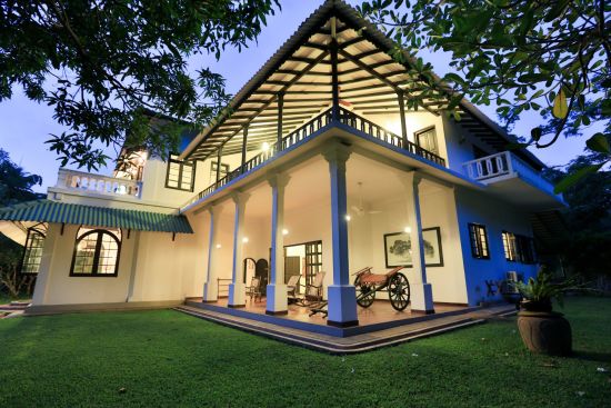 Horathapola Coconut Estate à Yakvila:  side view of the house at night