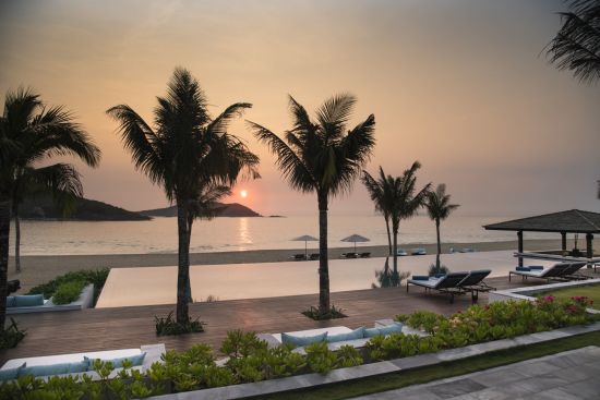 Anantara Quy Nhon Villas:  Pool Bar and Beach