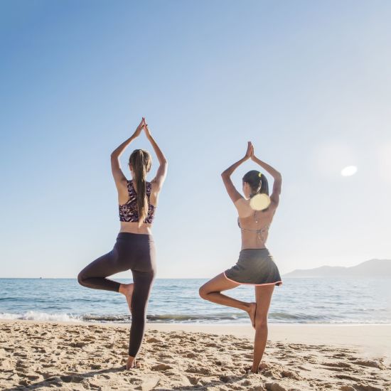 Island Escape by Burasari à Phuket:  Yoga on beach