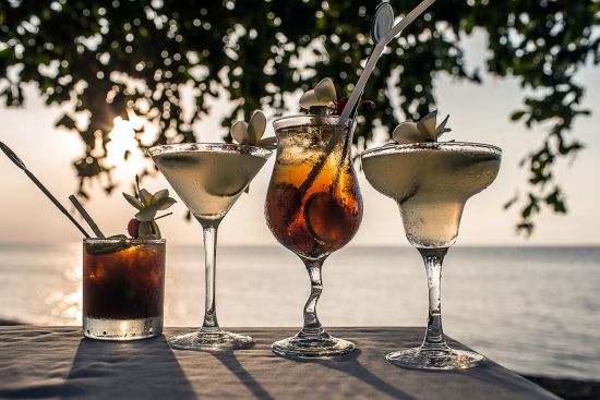 The Lovina Bali in Nordbali:  Beach bar drinks