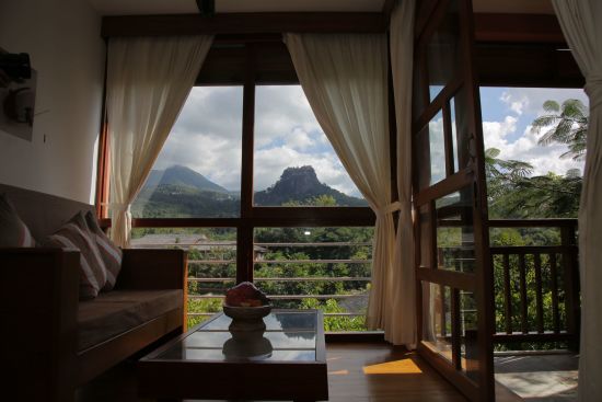 Popa Garden Resort à Bagan:  Deluxe Balcony | Living room with View to mount Popa