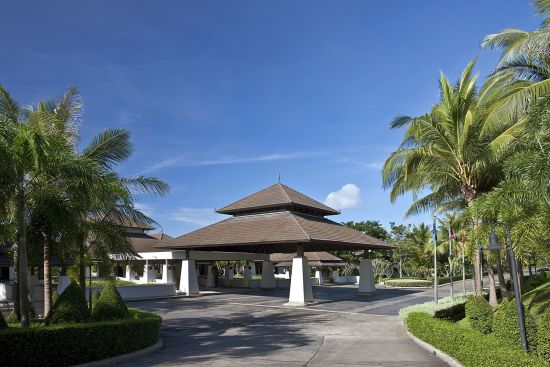 Dusit Thani Krabi Beach Resort:  Lobby from outside