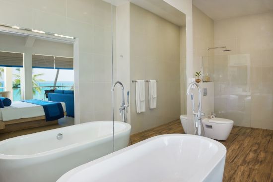 Shinagawa Beach à Balapitiya:  Suite | Bathroom with view of ocean