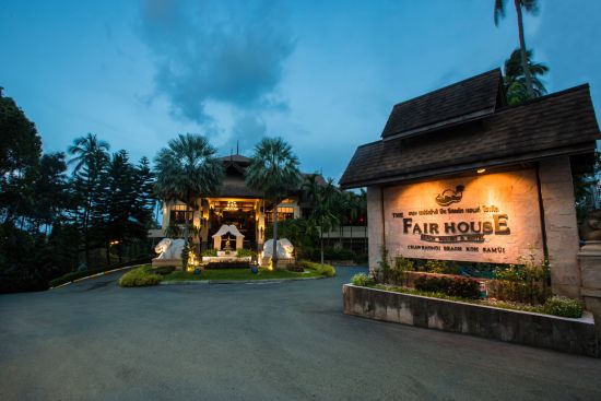 Fair House Beach Resort & Hotel in Ko Samui:  Entrance by night