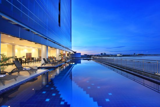 Swiss-Belhotel Makassar:  SWIMMING POOL 02