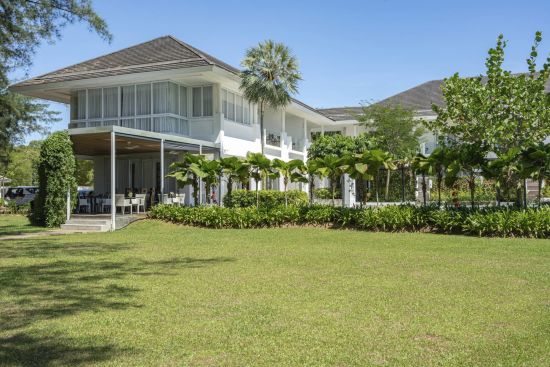 Cove 55 à Kuching: Main Building with Kechala Restaurant