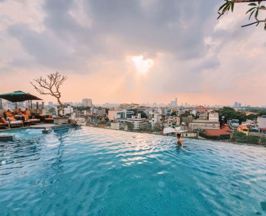 Peridot Grand Luxury Boutique Hotel à Hanoi:  Infinity Pool