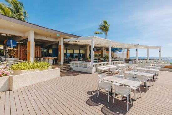 Crimson Resort & Spa Mactan à Cebu:  Azure Beach Club terrace