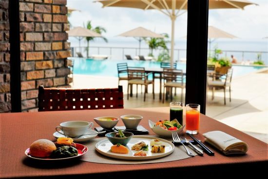 Sankara Hotel & Spa in Yakushima:  breakfast at the pool