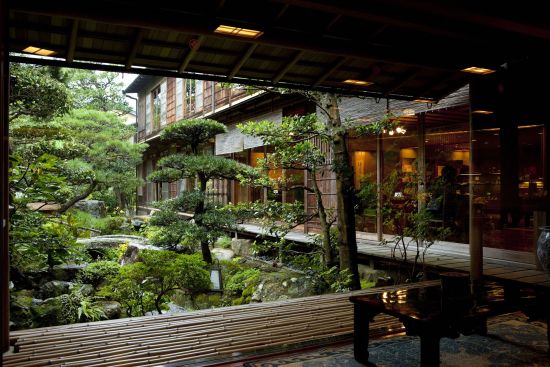 Nishimuraya Honkan à Kinosaki Onsen:  Japanese garden