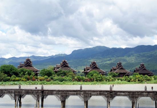 Inle Resort & Spa à Lac Inle:  Bridge to Villas