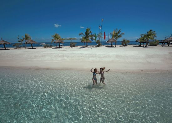 Bluewater Maribago Beach Resort in Cebu: beach: 