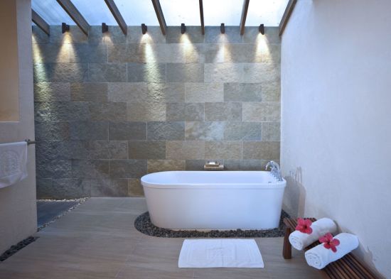 Bluewater Maribago Beach Resort in Cebu:  Premier Deluxe | Bathroom