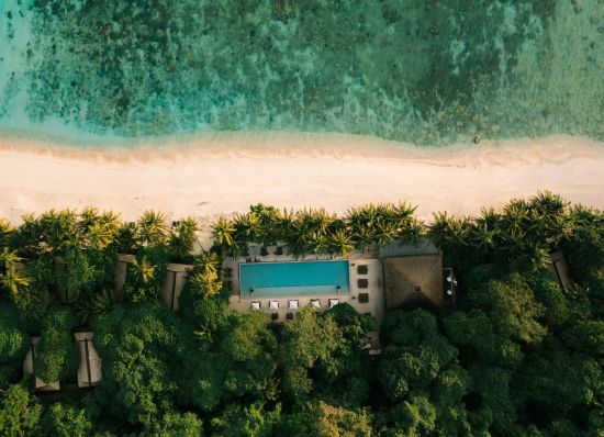 El Nido Resorts Pangulasian Island à Palawan:  Aerial View of the Swimming Pool and Beach