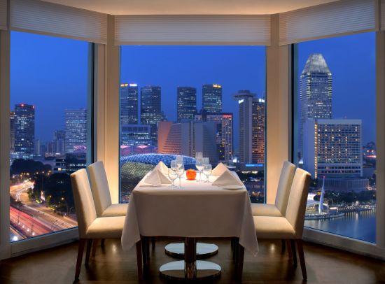 The Fullerton in Singapur:  The Lighthouse (close-up on table)