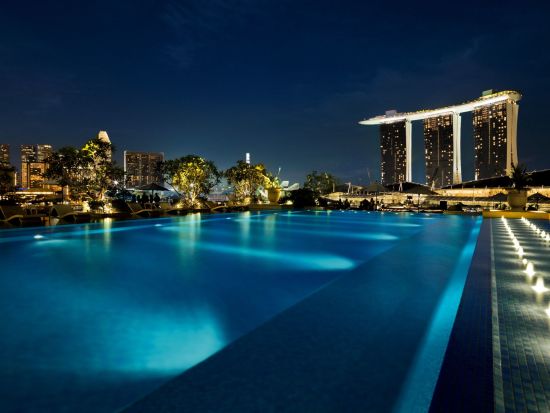 The Fullerton Bay in Singapur:  Pool by night