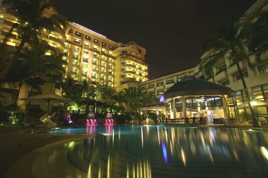 Paradox Singapore Merchant Court at Clarke Quay in Singapur:  Facade and Pool View By Night