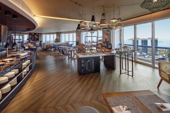 Swissotel The Stamford in Singapur:  L65 Dining with a view