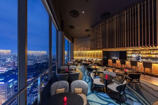 Swissotel The Stamford in Singapur:  SKAI Bar Evening View