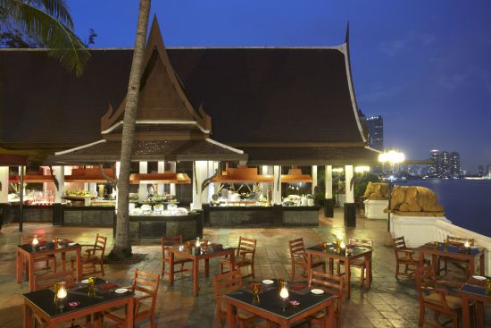 Anantara Riverside Bangkok Resort:  Riverside Terrace