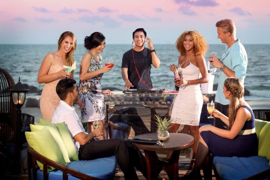 Centara Grand Beach Resort & Villas Hua Hin:  Coast Beach Club and Bistro