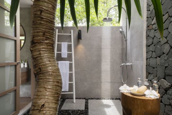 The Sarojin à Khao Lak:  Jacuzzi Pool Suite | Outdoor shower