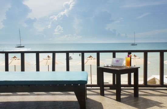Chaweng Cove Beach Resort in Ko Samui:  View to the beach