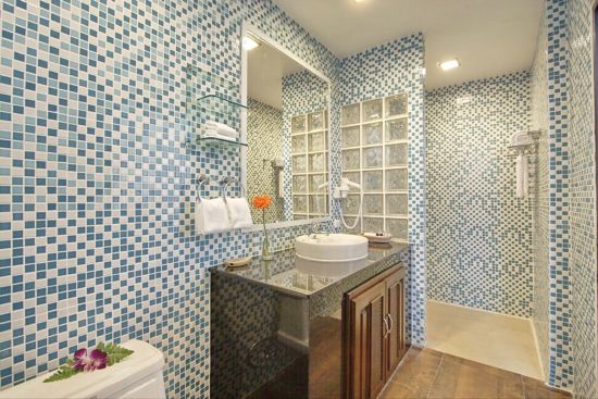 Chaweng Cove Beach Resort in Ko Samui:  Deluxe Garden Bungalow | Bathroom
