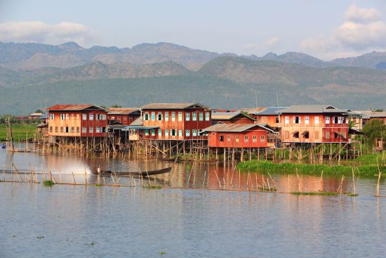 La fascination du Myanmar – un pays en mutation de Naypyitaw: Inle Lake