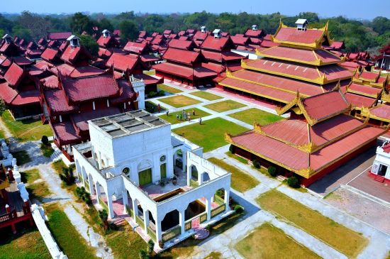 La fascination du Myanmar – un pays en mutation de Naypyitaw: Mandalay Palace