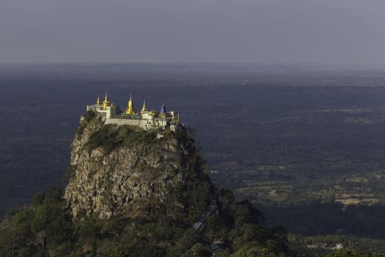 La fascination du Myanmar – un pays en mutation de Naypyitaw: Mount Popa