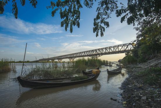 La fascination du Myanmar – un pays en mutation de Naypyitaw: Sunset at Pakokku Bridge Magway Region