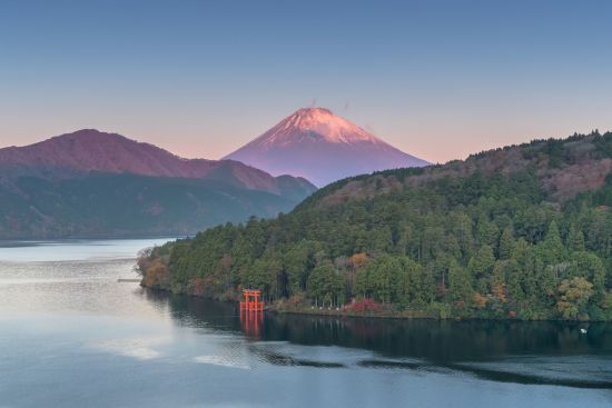 Das Land der aufgehenden Sonne ab Tokio: Mount Fuji and Lake ashi at sunrise in autumn